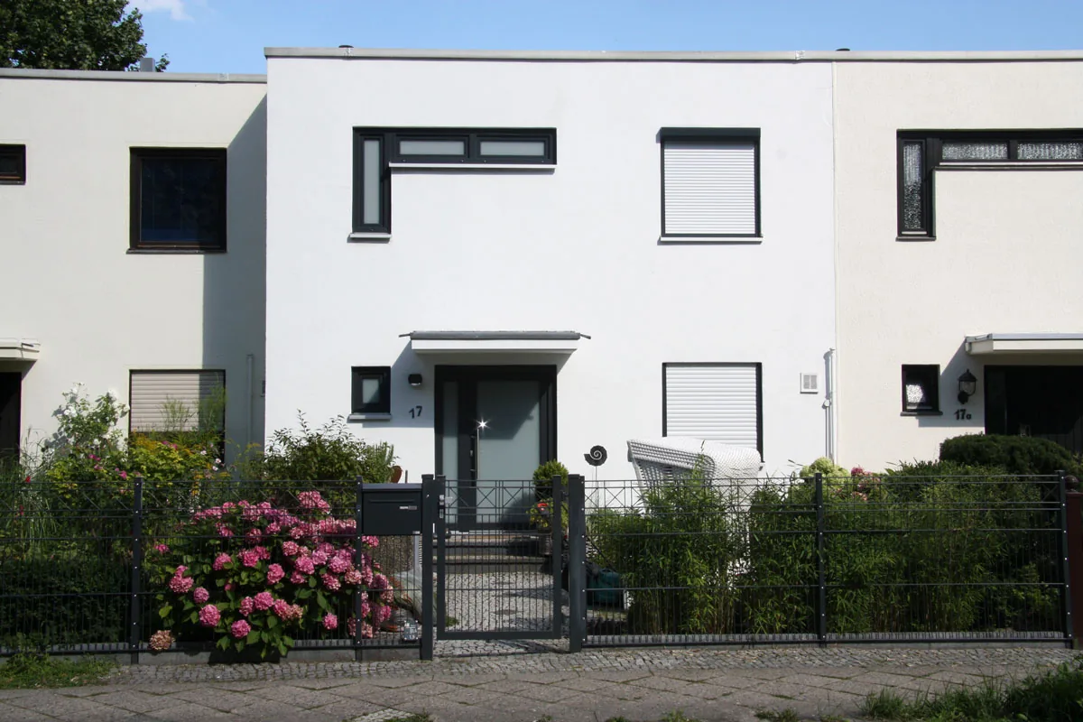 Einfamilienhaus mit neuen Fenstern und Rollläden in Berlin